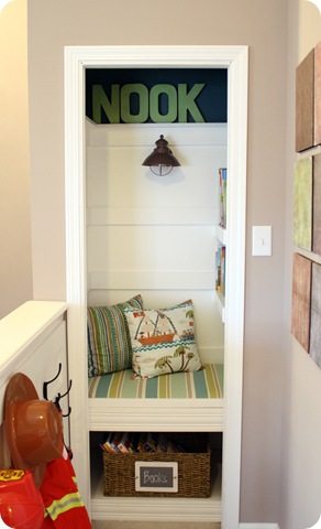 Mini book nook